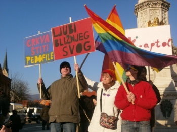 Pripadnici gay zajednice ispred katedrale